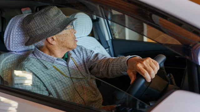 92歳車カス「自主返納したが運転した」妻轢いて両足骨折。日立市